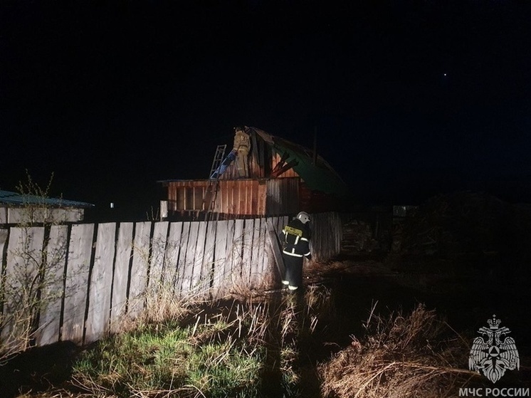 Спасатели вытащили двух мужчин из горящего дома в селе Забайкалья
