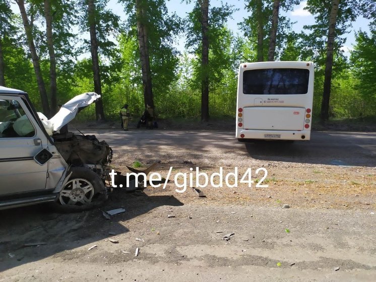 Автобус столкнулся с внедорожником на кузбасской трассе