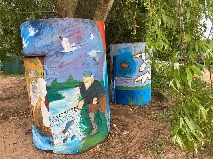 Старорусские школьники превратили будки для рыболовных снастей во Взваде в арт-объекты