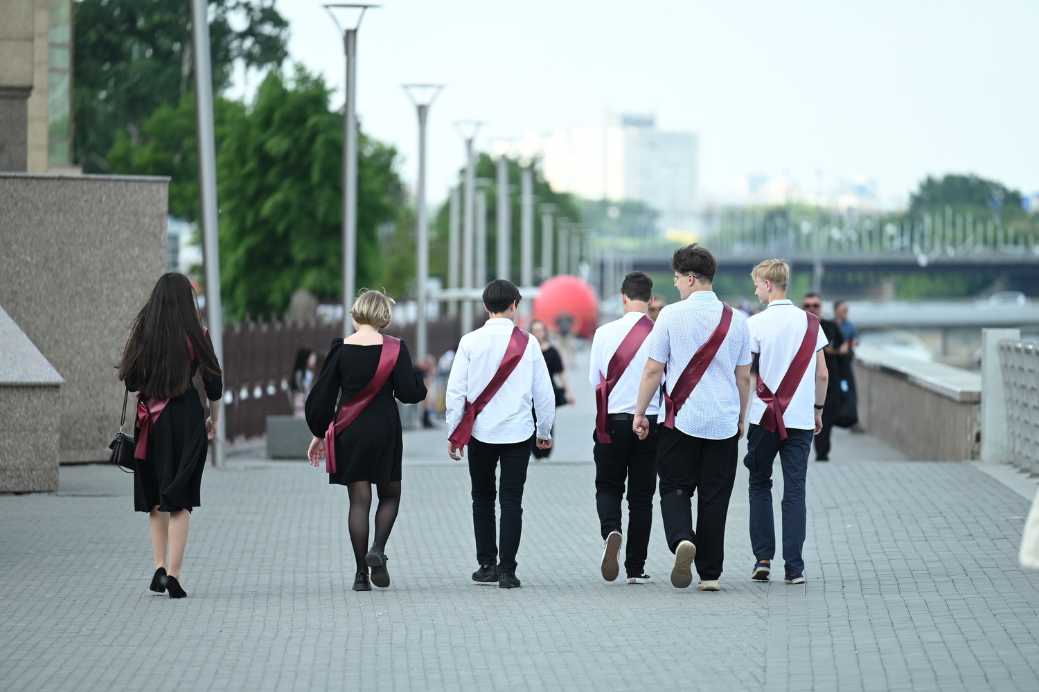 Челябинские школьники отмечают последний звонок: фото выпускников