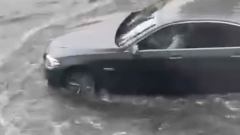 Москву накрыл тропический ливень: видео очевидцев