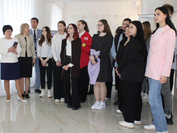 Во Дворце бракосочетания и правосудия Новомосковска состоялся День открытых дверей для студентов