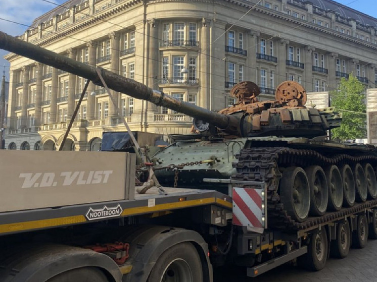 В Амстердаме подбитый российский танк забросали цветами