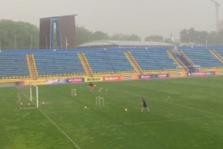 Rostov football players canceled the training because of the flood on the field after the rain