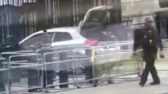 В Лондоне автомобиль протаранил ворота резиденции премьер-министра: видео