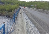 В Мурманской области продолжаются ремонтные работы на капитальных объектах в рамках нацпроекта “Безопасные качественные дороги”. До 8 ноября планируют завершить их на мосту через реку Ваенга.