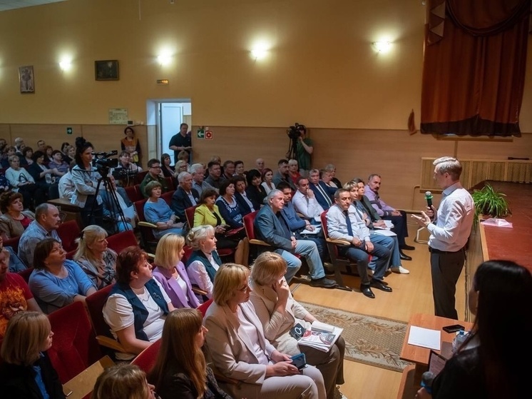 В Холм-Жирковском на встречу с губернатором пришло более 200 человек