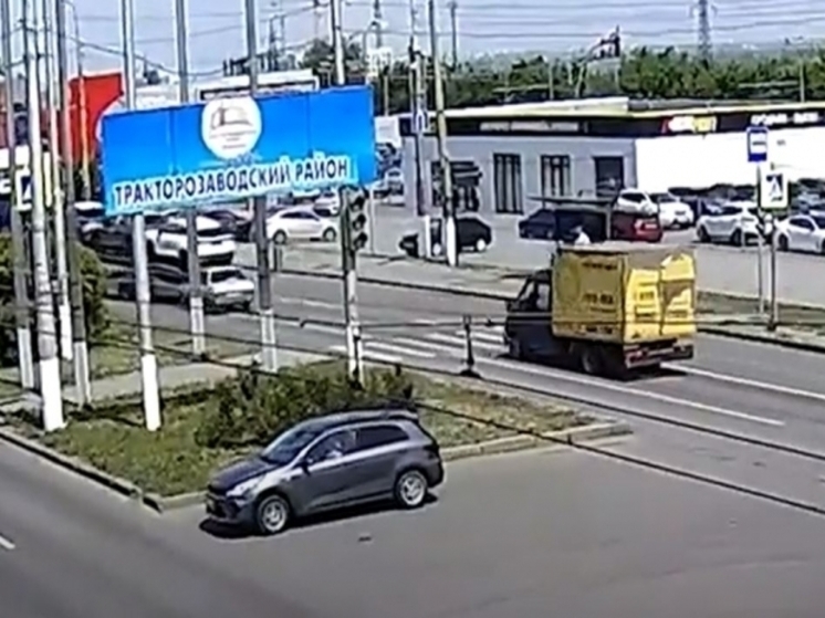 Опубликовано видео ДТП с участием ВАЗ-21099 в Волгограде