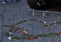 В Амстердаме на площади Лейдсеплейн в знак памяти о конфликте на Украине перед подбитым российским танком Т-72 люди решили сделать необычный жест. Они выложили на асфальте контур сердца из цветов перед обгоревшей машиной, привлекая внимание прохожих и жителей города, сообщает РИА Новости. Несколько подсолнухов были также помещены в ствол пушки танка, придавая этому символу еще большую значимость.