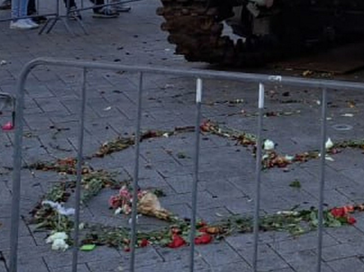 Жители Амстердама выложили сердце из цветов перед подбитым на Украине российским Т-72