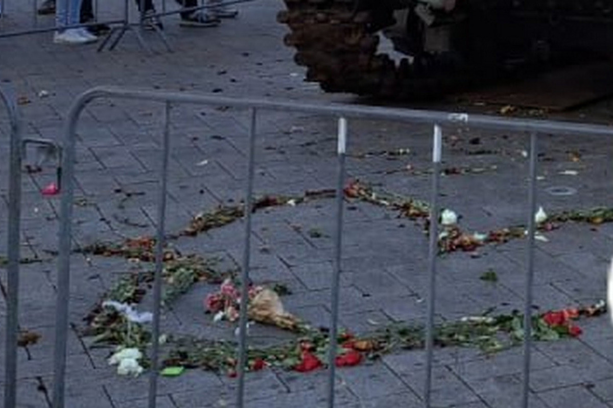Residents of Amsterdam laid out a heart of flowers in front of a Russian T-72 shot down in Ukraine