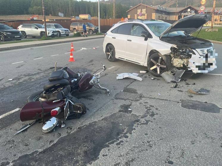 Водитель Lexus RX450H сбил двоих человек на мопеде в Южно-Сахалинске