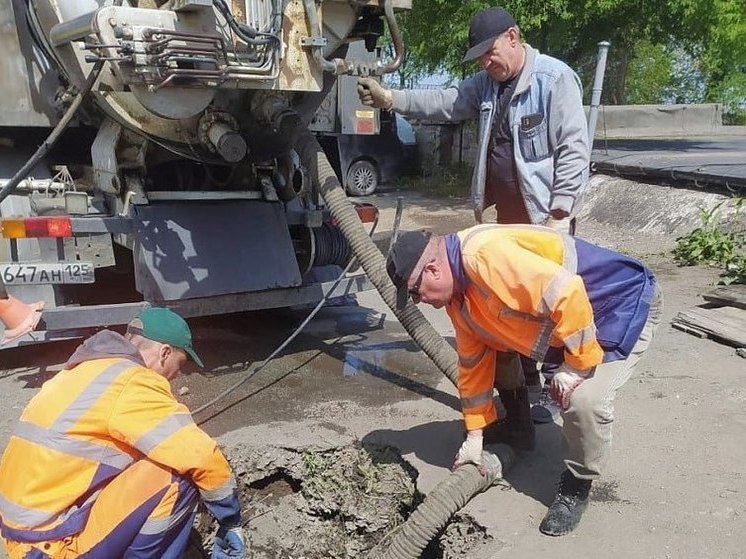 Во Владивостоке круглосуточно ремонтируют сети ливневой канализации