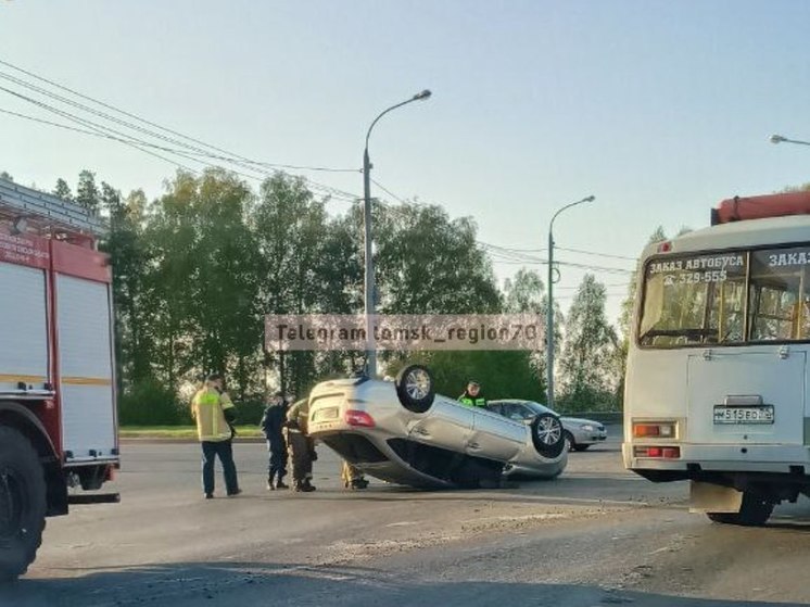 Иномарка после ДТП  перевернулась на крышу на улице Клюева в Томске