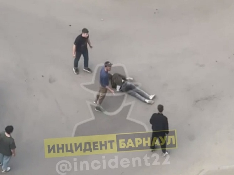 Подростки устроили драку в Барнауле