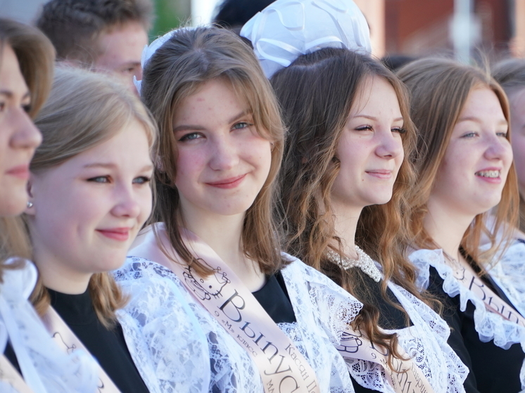 В Новосибирске школьники отпраздновали последний звонок на Михайловской набережной