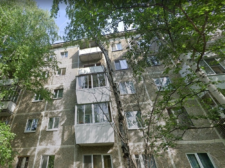 В Екатеринбургской пятиэтажке загорелись балконы на трех этажах