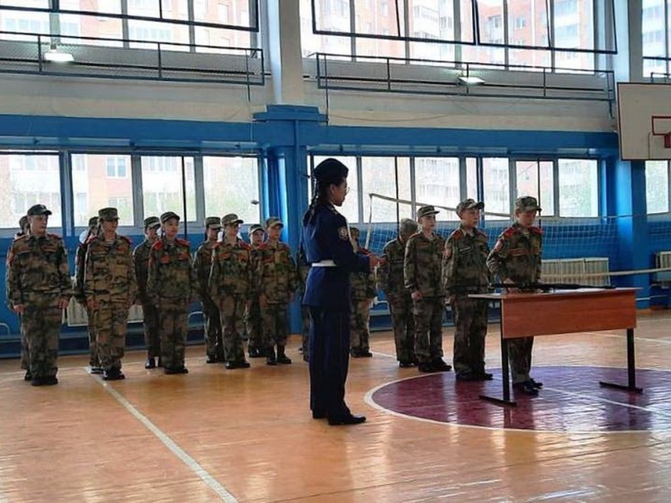 В Улан-Удэ росгвардейцы провели урок мужества для кадетов