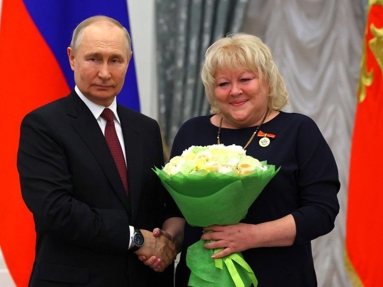 Президент РФ Владимир Путин наградил омичку знаком «За наставничество»