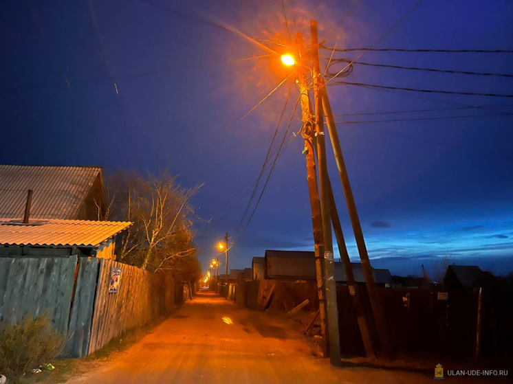 На темных улицах Улан-Удэ устанавливают освещение
