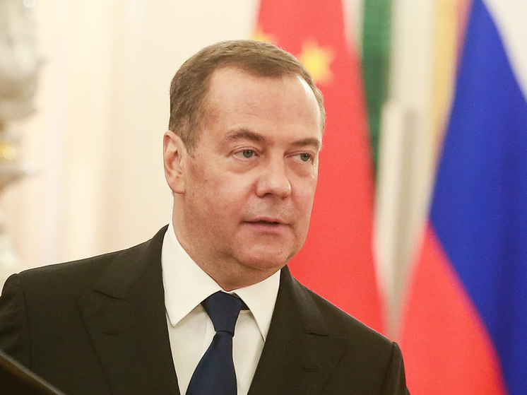 Медведев заявил, что Европа сошла с ума - МК