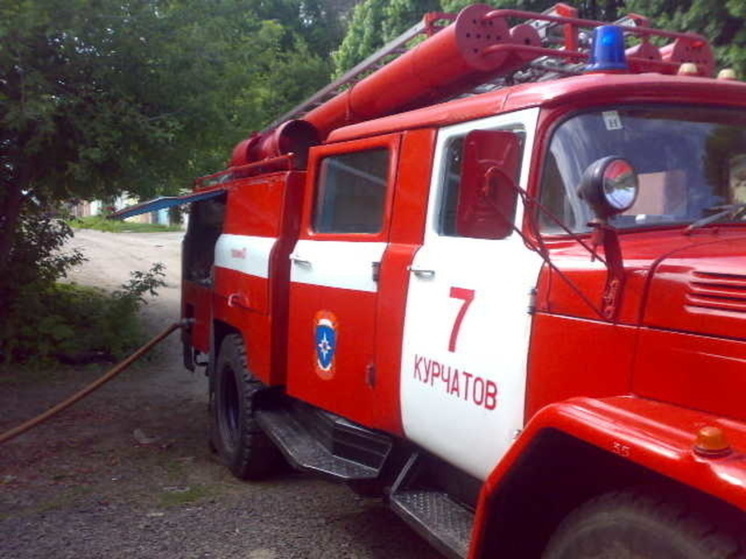 В Курчатове горел автомобиль ВАЗ-21099