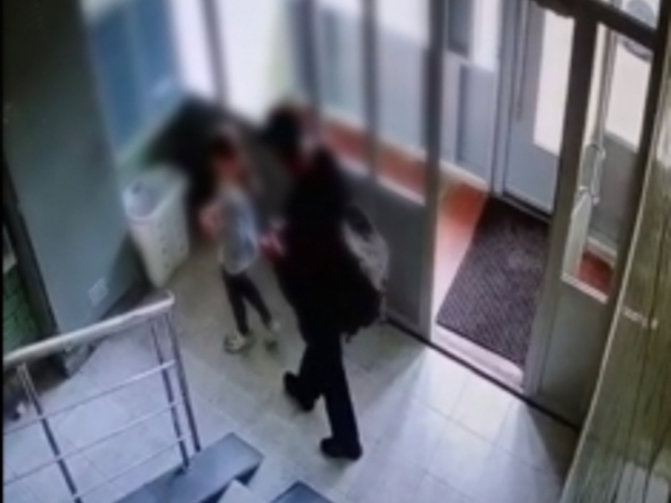 В Москве задержали надругавшегося над девочкой в подъезде педофила