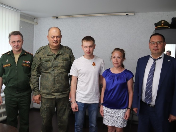 В Новочебоксарске боец СВО получил Георгиевский крест