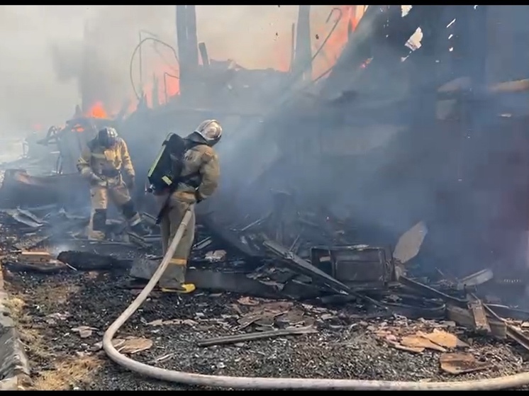 В Аксарке огонь полностью уничтожил жилой дом