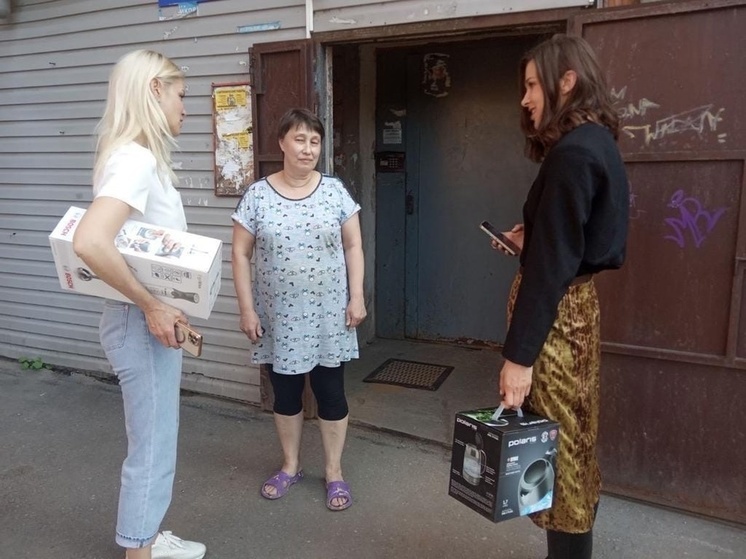 Руководитель благотворительного фонда "Доброе Дело" Анна Татаринцева и Анна Уханова продолжают оказывать помощь пожилым людям