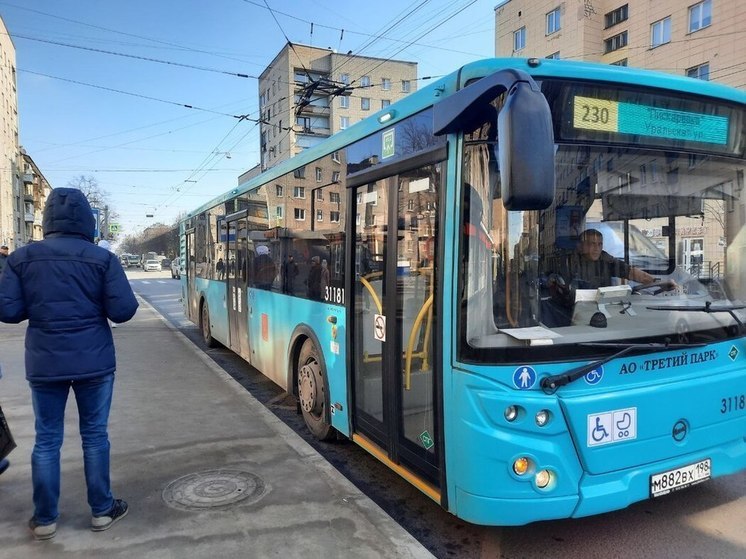 В автобусах и трамваях Петербурга установили валидаторы с функцией активации отложенного платежа