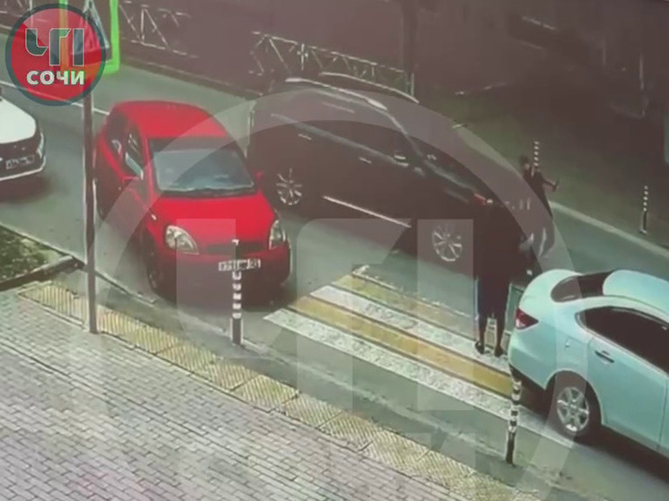 В Сочи полицейские ищут водителя внедорожника, который сбил девушку на переходе и скрылся