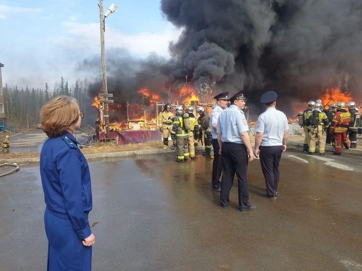 Следком: очагом крупного пожара в Аксарке стала квартира многодетной семьи