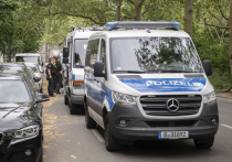 Газета Sud Oues сообщила, что полиция применила в Париже слезоточивый газ против экологов, предпринявших попытку блокировать вход в концертный зал в центре Парижа, где намечено проведение общего собрания акционеров энергогиганта TotalEnergies