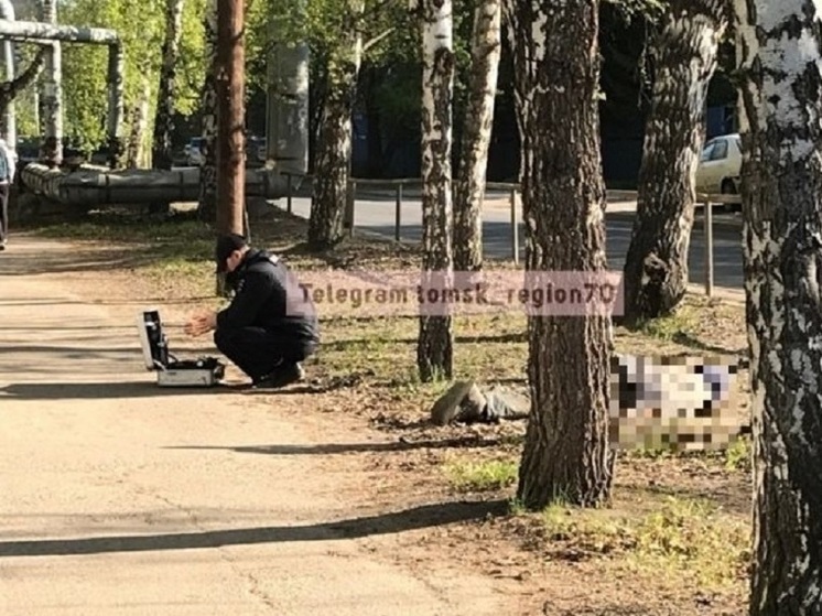 В Томске на газоне нашли труп мужчиы