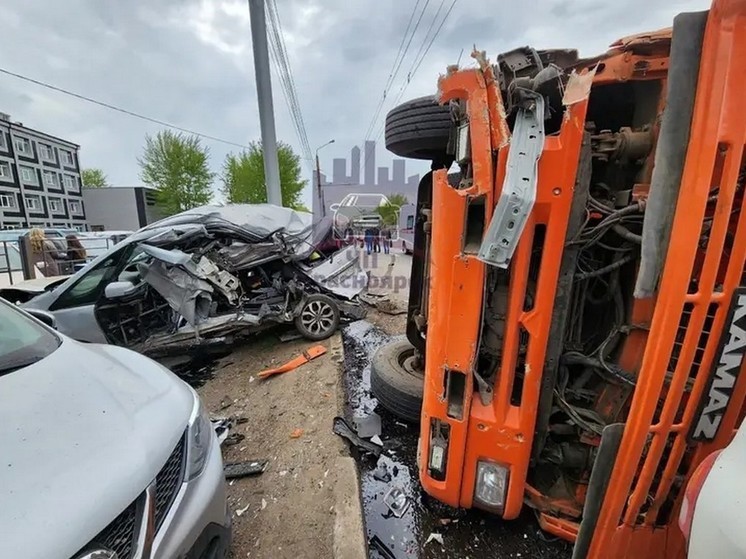 В Красноярске опрокинувшийся КАМАЗ повредил 12 машин на улице Пограничников