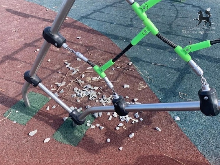 Сломанные качели, рваное покрытие, мусорные кучи: в Салехарде общественники нашли массу нарушений на игровых площадках