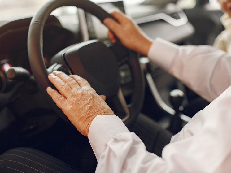 Автоэксперт Попов оценил идею сократить срок действия прав для пожилых водителей