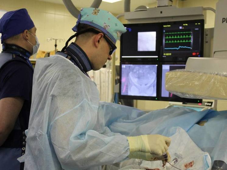 Пациентку с осложненным тромбозом спасли ногу в больнице Долгопрудного