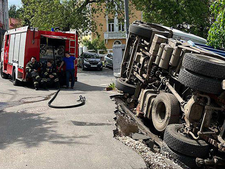 В центре Владимира опрокинулся мусоровоз