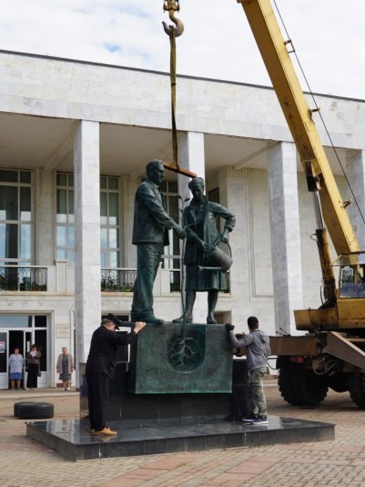 Памятник музейщикам установили в Пушкинских Горах