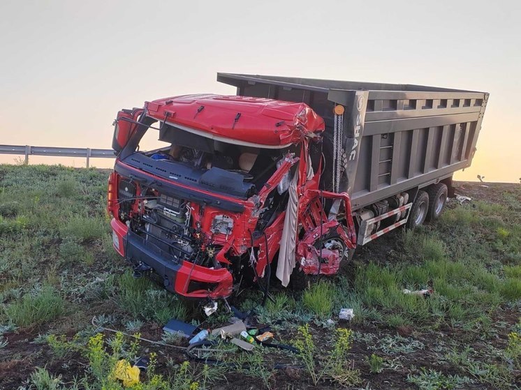 В лобовом столкновении грузовиков на курганской трассе пострадал водитель