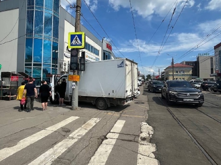 В Туле на улице Коминтерна грузовик Fiat Ducato врезался в светофор