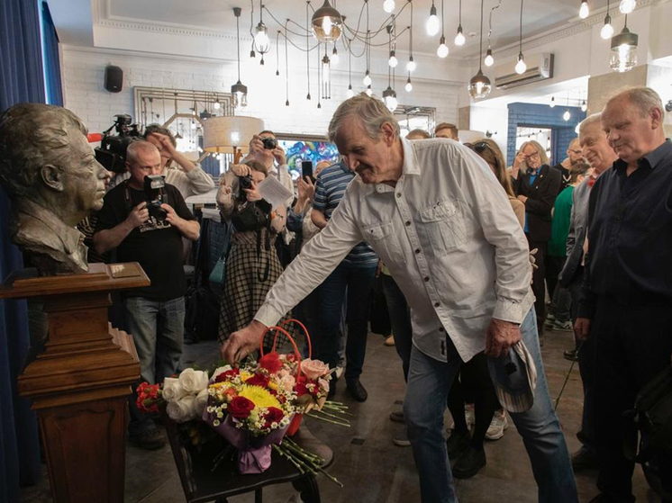 Его поставили в фойе Симоновской сцены театра Вахтангова