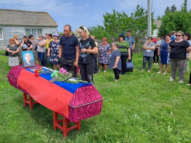 В Калининском районе похоронили погибшего в спецоперации военнослужащего