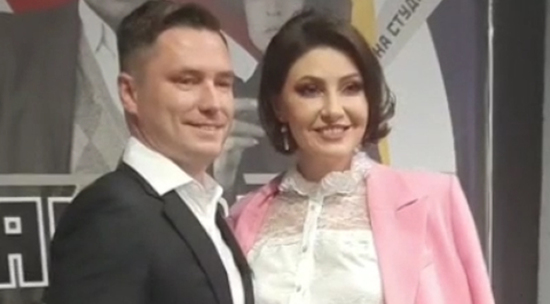 Анастасия Макеева в модном костюме окультурилась в компании мужа