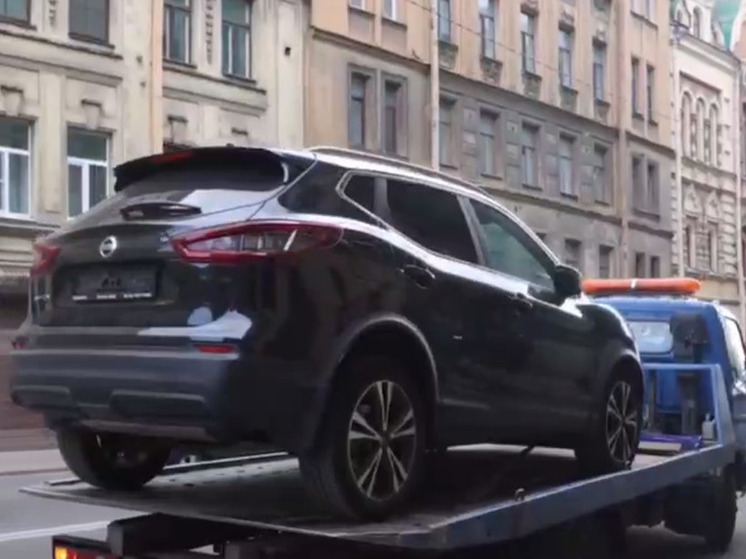 Еще 40 машин без номеров забрали на спецстоянку с платных парковок Петербурга