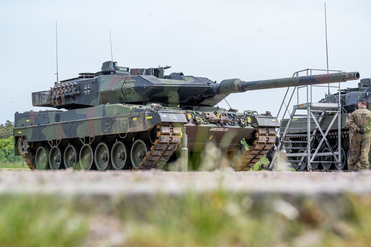 Леопард передали украине. Leopard 2a8. Леопард 2а6 на Украине. Танк Бредли леопард Абрамс. Танк леопард на Украине.