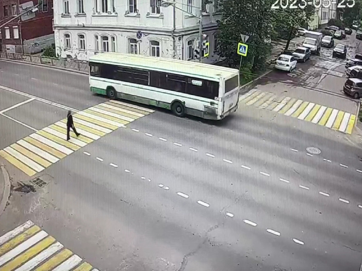 В Рыбинске поймали водителя автобуса, который любил ездить на красный свет