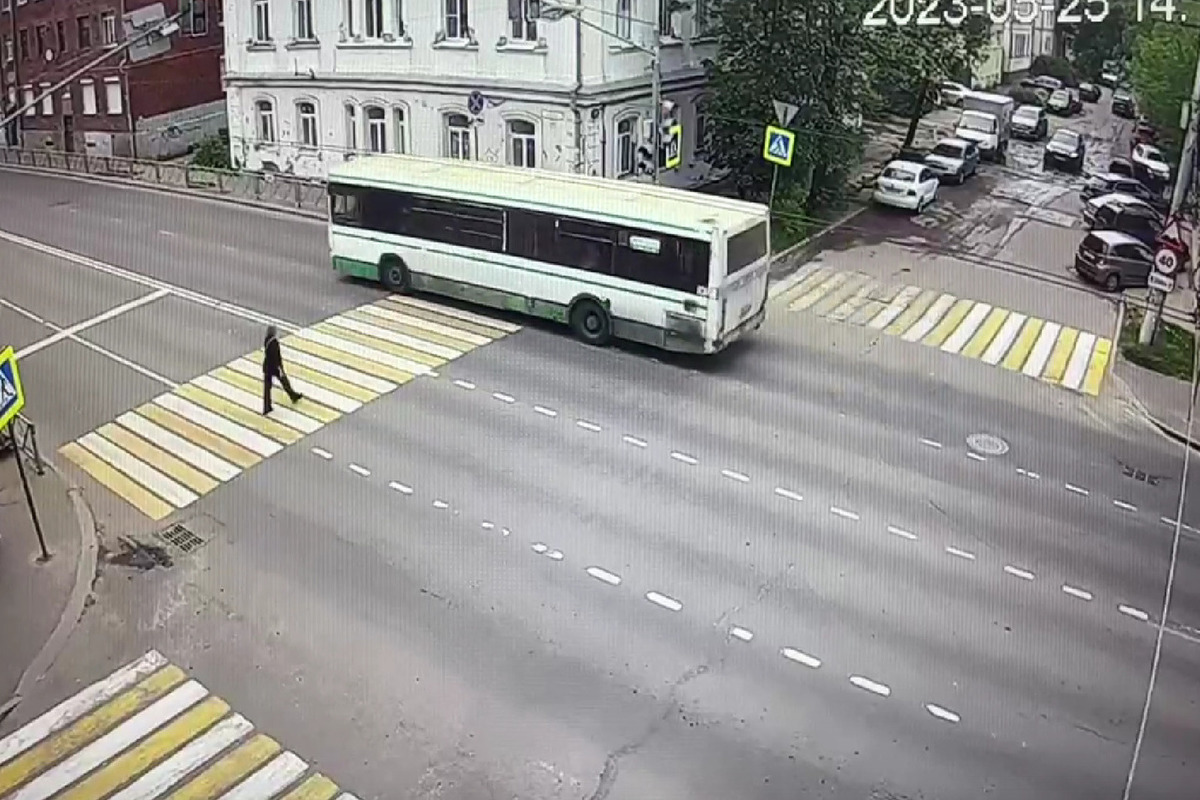 В Рыбинске поймали водителя автобуса, который любил ездить на красный свет
